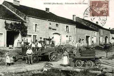 Arrivee de l  alambic dans le village