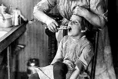Dentisterie a la maison dans les annees 1920