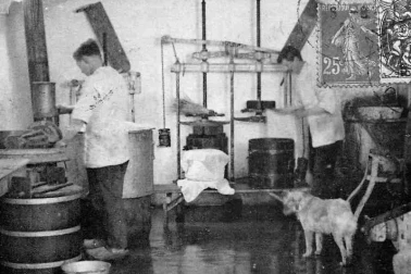 Cantal fabrication du fromage et malaxage du beurre en 1929  vieux metier artisanal