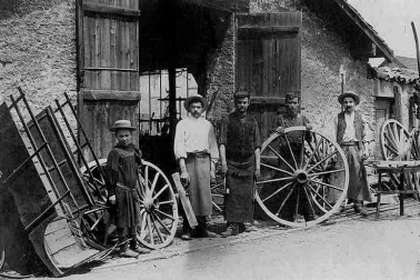 La roue en bois un groupe de charrons d  autrefois