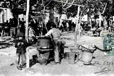 Marchand de marrons sur la place du marche de la ville