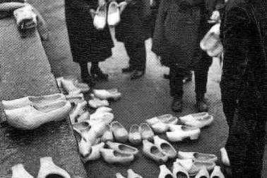 Cantal petit metier  marchands de sabots en 1958