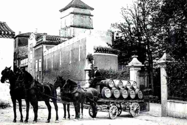Un attelage de chevaux et son chargement de vins pour la livraison