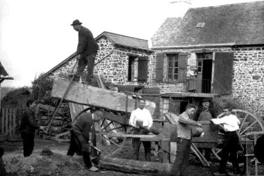 A la ferme les scieurs au travail