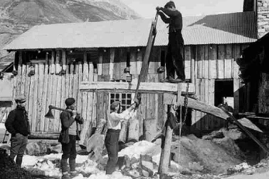 Dans une scierie de montagne les scieurs de long