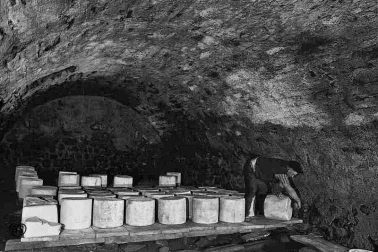 Cantal une cave traditionnelle en fromagerie artisanale  stockage du fromage