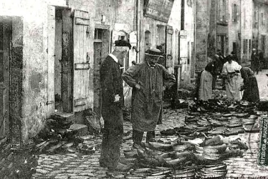 La sabotier un jour de foire en 1908