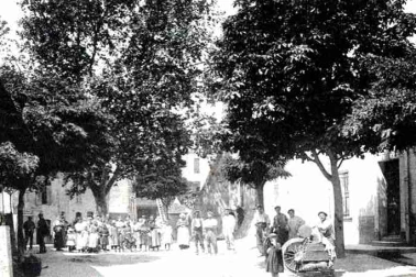 Le remouleur sur la place du bourg