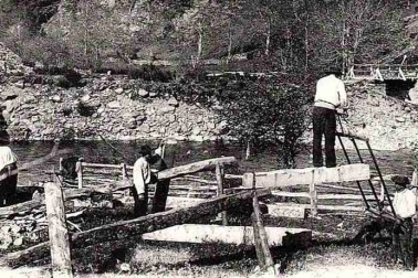 Dans le Cantal les scieurs de long au bord de la riviere