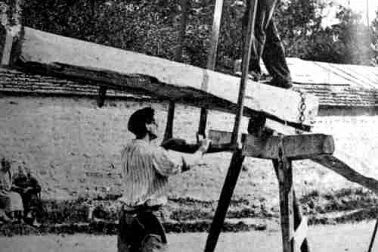 En plein travail les planches sont decoupees par les scieurs de long
