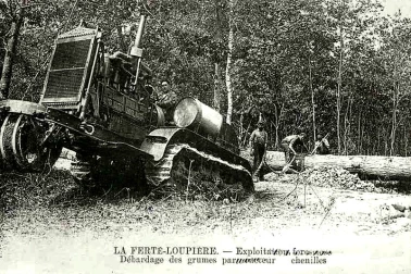 La Ferte-Loupiere   8211  Exploitation forestiere debardage des grumes par tracteur a chenilles