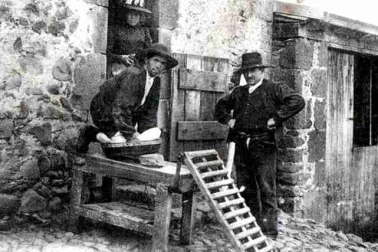 La fabrication du fromage dans nos montagnes du Cantal le buron