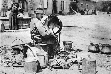 Le retameur sur la place du village dans le Cantal