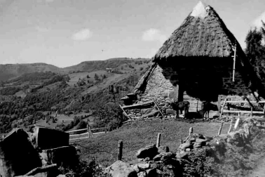 Auvergne Un vieux buron dans les montagnes d Auvergne couverts en chaume