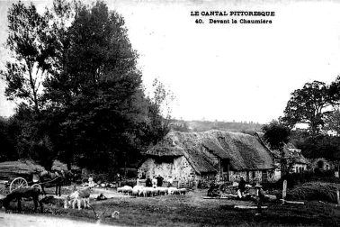 Tranches de vie devant une chaumiere en 1905