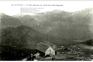 L  Auvergne Un buron au pied des montagnes fabrication du fromage et du beurre