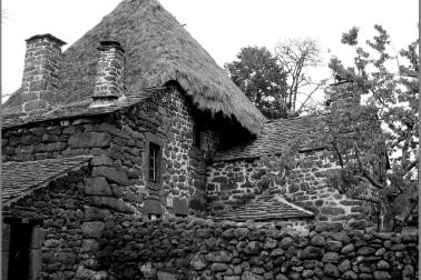 Une ancienne maison au toit de chaume
