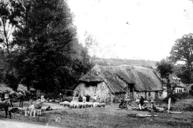 Le Cantal pittoresque devant la chaumiere