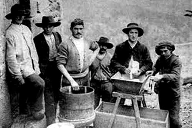 La fabrication du fromage l Auvergne Le fromage la fabrication du fromage dans un buron