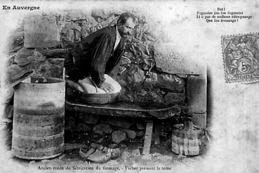 Metier fabrication du fromage l Auvergne Le vacher pressant la tome Ancien mode de fabrica