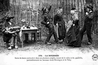 Folklore Auvergnat Personnes qui danse la bourree Sorte de danse nationale a deux avec plusieurs couples