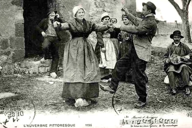 Folklore Auvergnat Personnes qui danse la bourree devant une maison L Auvergne pittoresque