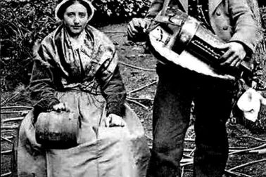 Les Auvergnats l Auvergne Joueur de vielle et jeune paysanne L Auvergne pittoresque