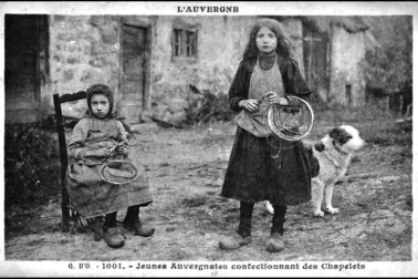 Jaeunes auvergnates confectionant des chapelets - L  Auvergne