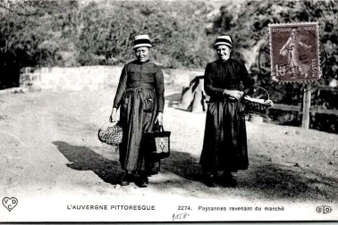 L Auvergne Paysannes revenant du marche L Auvergne pittoresque