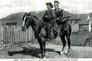 L Auvergne Paysan et paysanne revenant de la foire sur le cheval