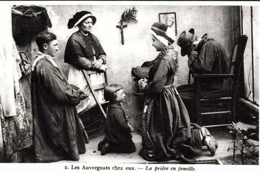 L Auvergne Les Auvergnats chez eux La priere en famille