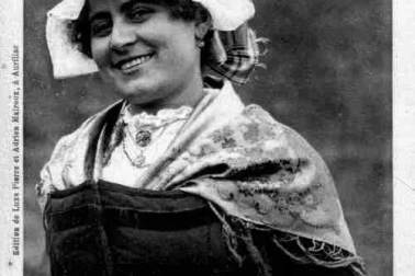 L Auvergne Les Auvergnats Jeune auvergnate en costume local Types d  Auvergne