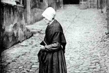 Type de vieille fille auvergnate devote