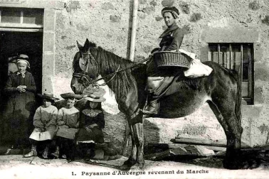 PAYSANNE D AUVERGNE REVENANT DU MARCHE