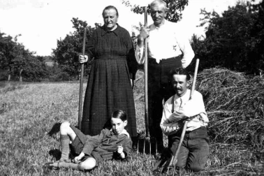En famille dans les champs pour la moison