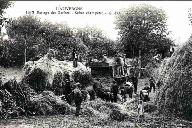 Les petits metiers les faucheurs la fenaison la moisson l Auvergne Battage des gerbes Scene champetre