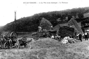 Les petits metiers les faucheurs la fenaison la moisson l Auvergne La batteuse la vie des champs