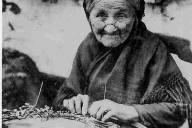 Cantal Une vieille dentelliere aux lunettes rondes