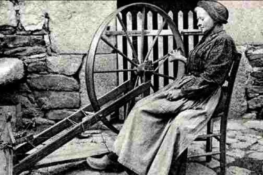 Cantal la femme au rouet  vieux metiers