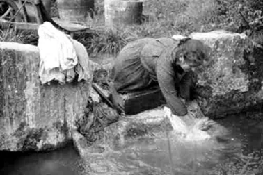 En 1931 un amenagement sur le bord d un ruisseau fait office de lavoir