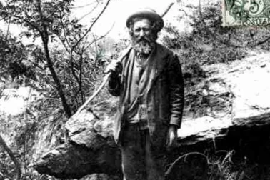L homme des bois devant son habitation