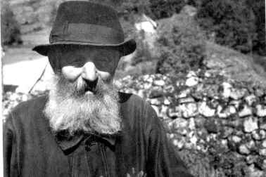 Cantal un vieux paysan au chapeau du Cantal