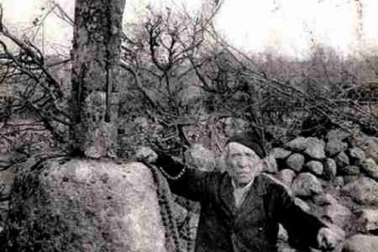 Cantal un homme au pied de la vieille croix