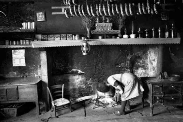 Dans le Cantal le Cantou dans une maison d un village