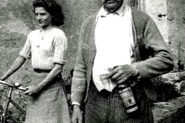 Grand pere s apprete a boire l apero