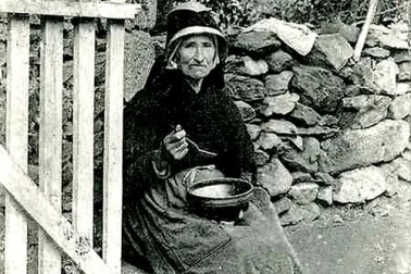 Une vieille femme a la ferme
