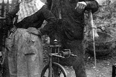 Paysan et paysanne en couple dans la cour de la ferme