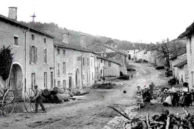 La rue principale du village autrefois