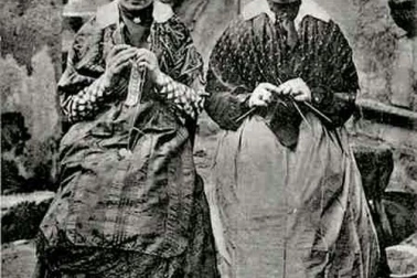 Photos de deux jeunes femme cantalienne