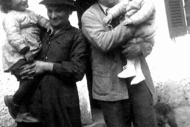 Ladinhac Cantal Des grands-parents et leurs petits-enfants dans le village de Ladinhac en 1950
